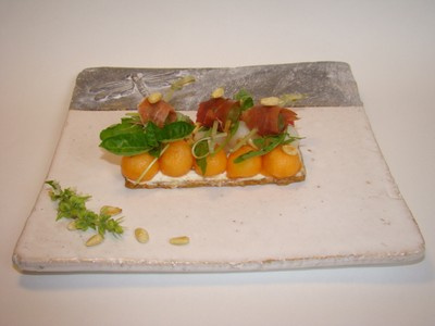 Tarte fine au chèvre parfumé, billes acidulées, raisin et jambon de Parme