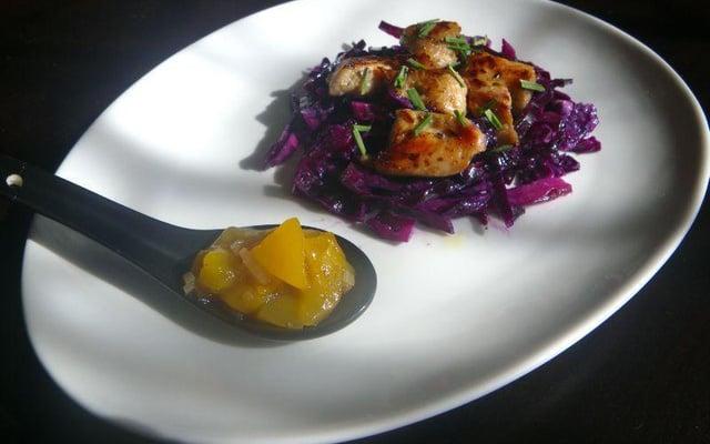 Salade de chou rouge au raifort et émincé de dinde caramélisé