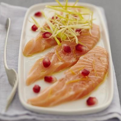 Carpaccio de Saumon écossais Label Rouge à l'orange et à la grenade, buisson de poireau frit