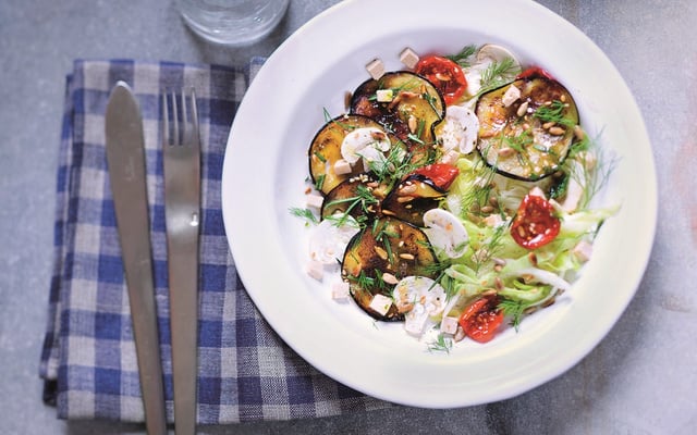 Aubergines grillées, tofu et salade iceberg au gomasio