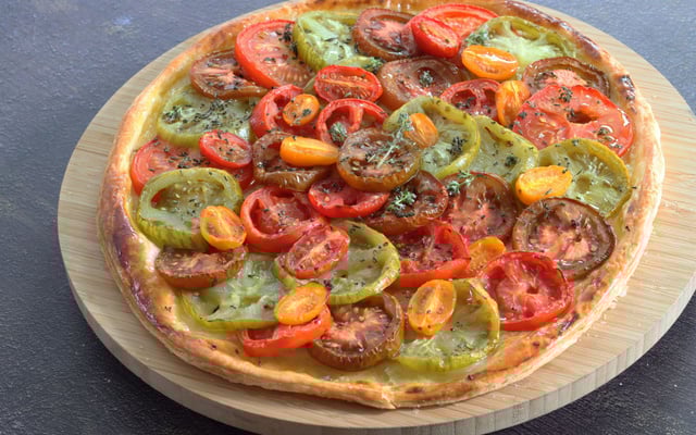 Tarte aux tomates multicolores et moutarde