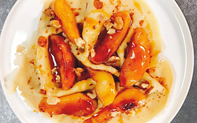 Crêpes aux pommes poêlées, sauce caramel beurre salé et noix