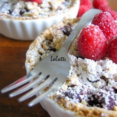 Tarte sablée aux framboises et amandes en crumble