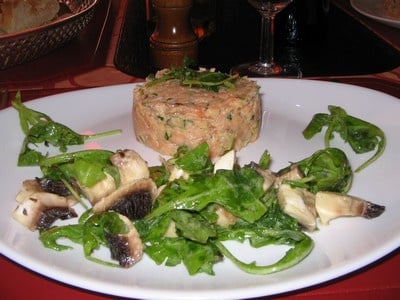 Tartare de saumon frais rehaussé de saumon fumé