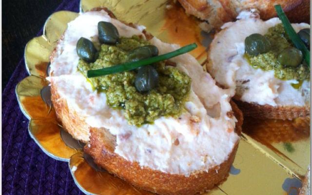 Tartines crème de saumon, pesto et câpres