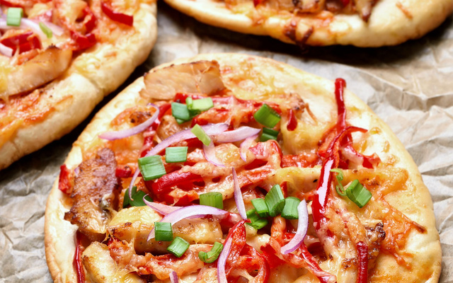 Pizza naan au poulet, poivrons et oignon rouge