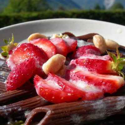 Pâtes au chocolat, fraises et coulis de nougat