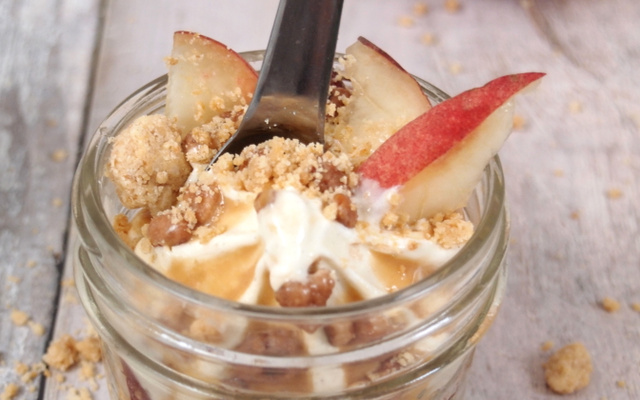 Crumble pêche déstructuré à la crème glacée Carte d'Or® façon glacier vanille et noix de pécan