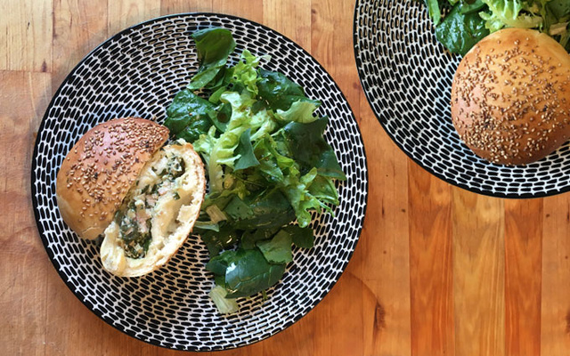 Buns farcis, jambon à l’os, épinards, tome & ricotta