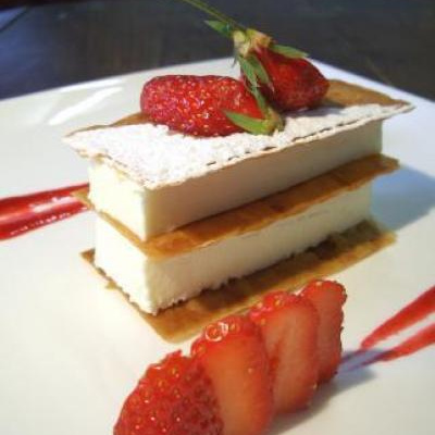 Croustillant mousse au choclat blanc, garriguettes et coulis de fruits rouges