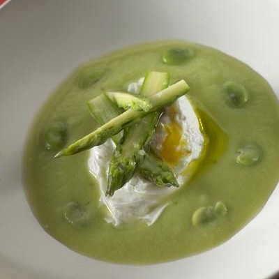 Assiette de printemps à l'œuf poché