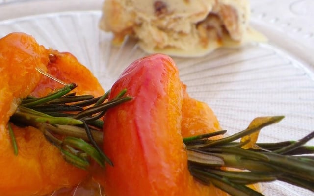 Brochettes d'abricots rôtis au miel et romarin