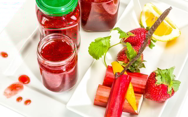 Confiture fraises-rhubarbe à la vanille