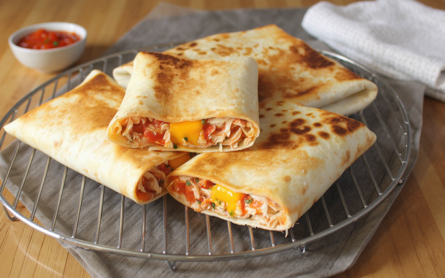 Wrap grillé au poulet et au fromage
