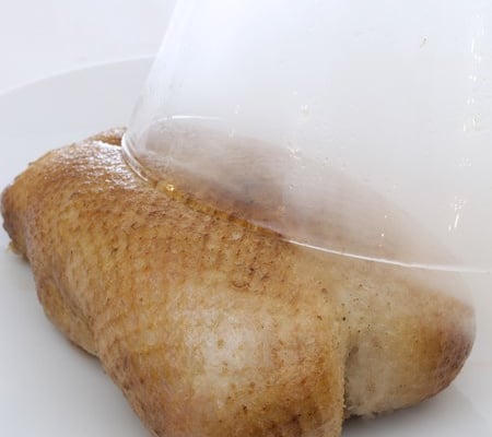 Le Canard fumé minute, étuvée de mini navets à l'orange