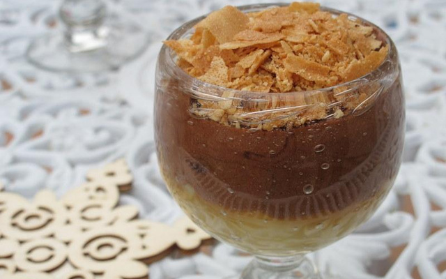 Fondant de poire, mousse au chocolat et crumble de gavotte, pralin