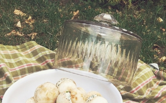 Champignons fourrés au fromage frais, ail et persil