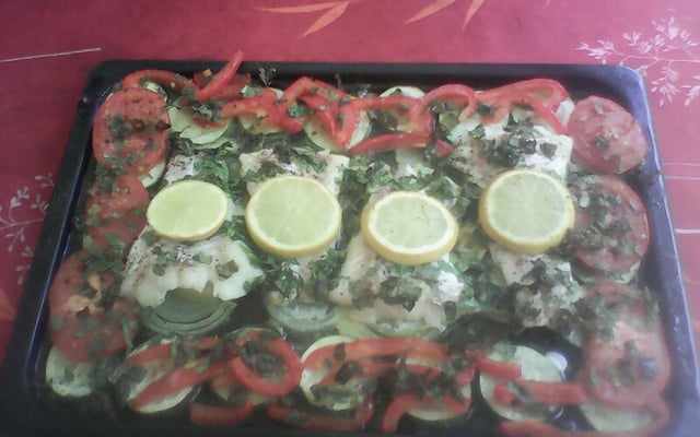 Filet de cabillaud sur lit de courgettes et d'oignons