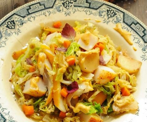 Chou, saint jacques et haddock au bouillon Ariaké