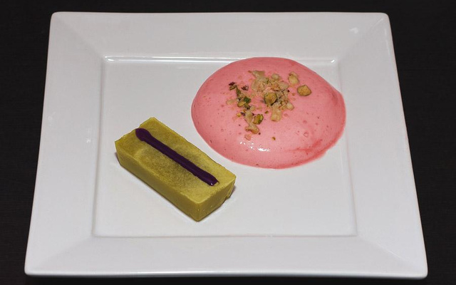 Gelée de banane à la myrtille, espuma de fraise