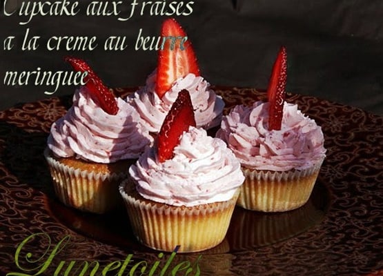Cupcakes aux fraises à la crème au beurre meringuée