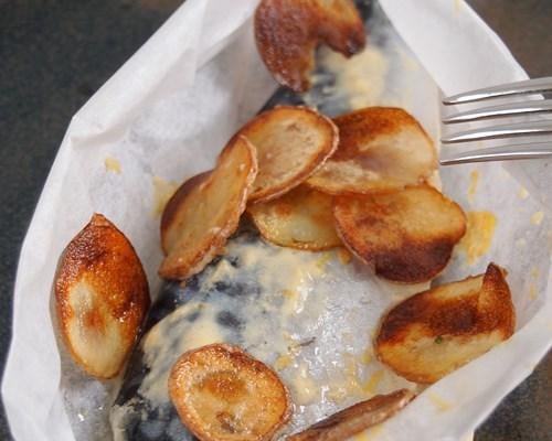 Maquereaux à la moutarde en papillote et chips de pommes de terre