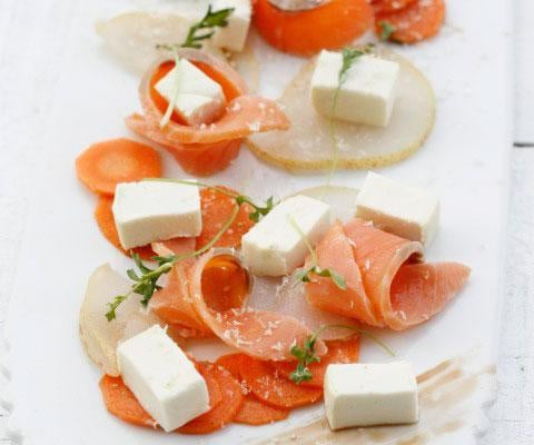 Panna Cotta de Roquefort, saumon Gravalax, salade croquante, et poire fondante