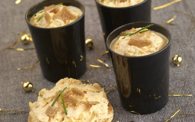 Verrine de fromage fouetté madame loïk saumon ciboulette, crumble de blé noir