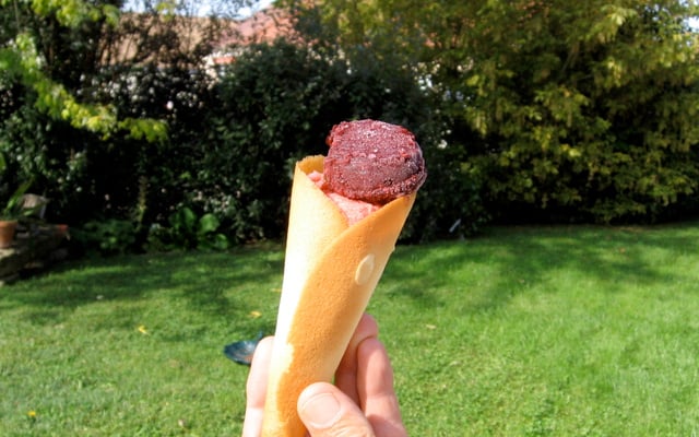 Sorbet mûre dans son cornet tuile