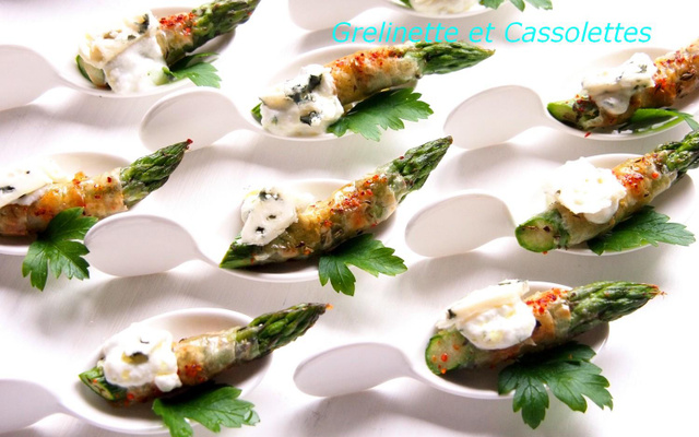 Asperges vertes au Roquefort Papillon, façon tapas