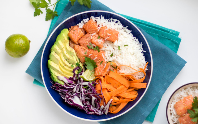 Poke bowl au saumon mariné et riz basmati