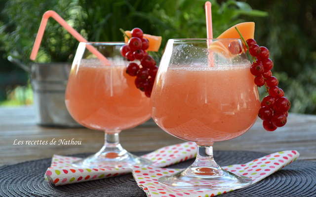 Boisson fraîche au melon et aux groseilles rouges