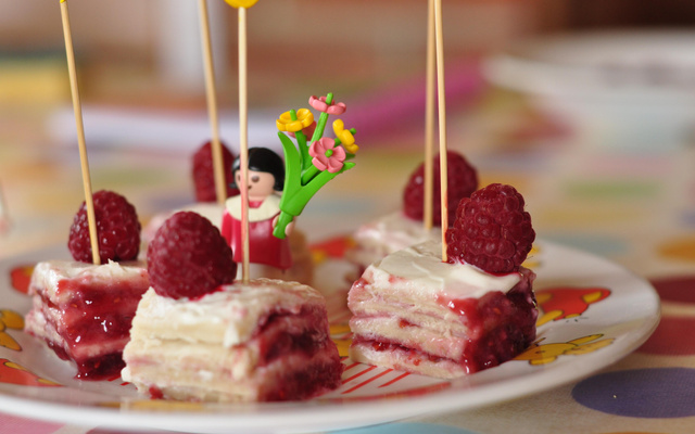 Mini sandwichs Harrys onctueux aux framboises & St Môret®