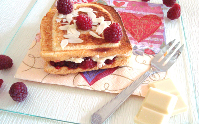 Croque framboises-chocolat blanc, brioche