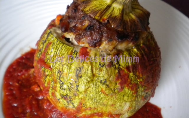 Courgettes rondes farcies à la viande, parmesan et pignons