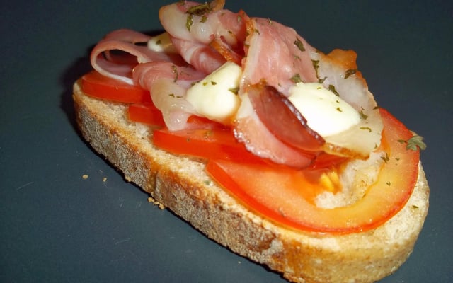 Tartine de jambon cru sur lit de tomates et mozzarella