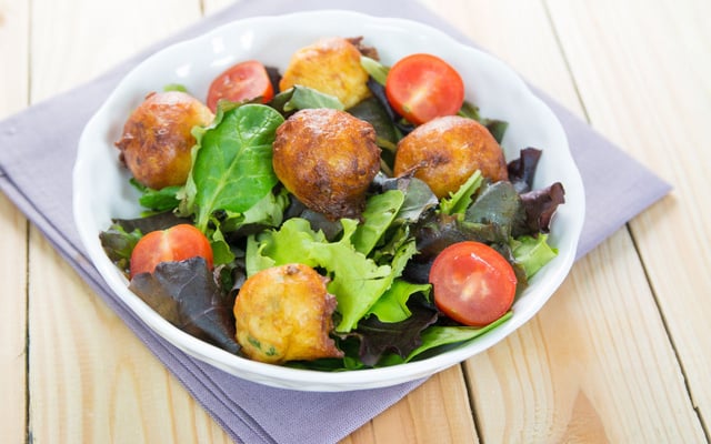 Beignets de pommes de terre au Bresse Bleu et sa salade de jeunes pousses