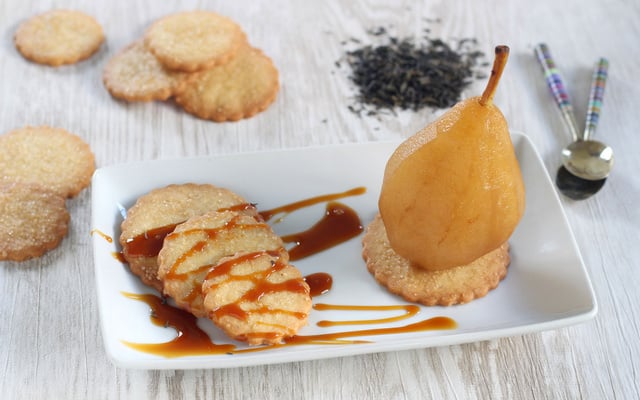 Poires pochées au thé et ses sablés