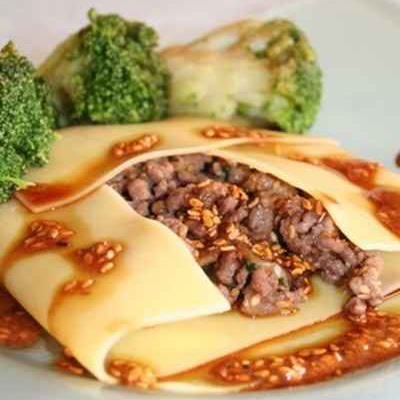 Raviole géante de bœuf au gingembre et son coulis de sésame