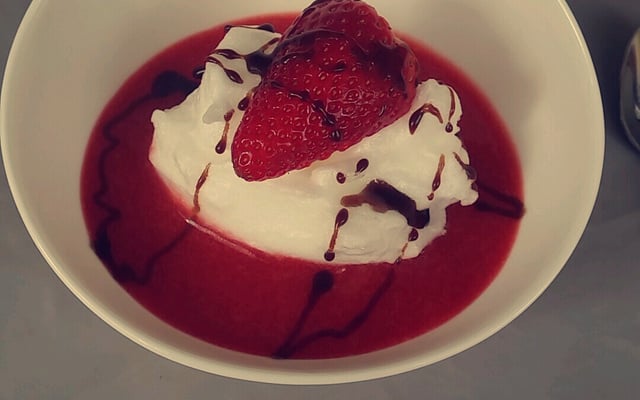 Îles flottantes aux fraises