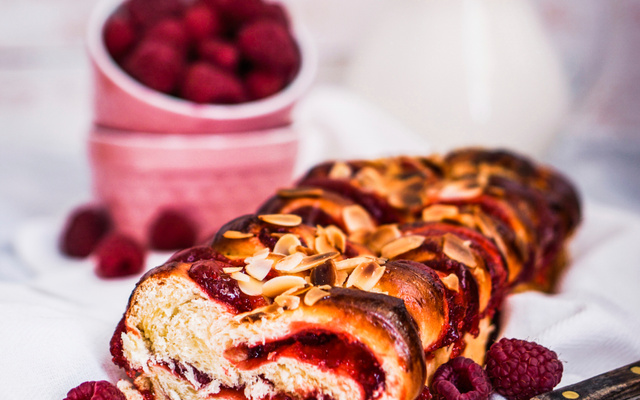 Brioche roulée aux framboises