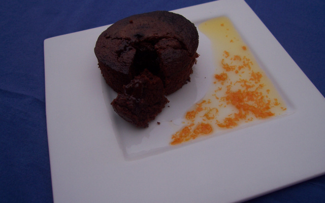 Fondants au chocolat sauce huile de noisette et zeste d'orange