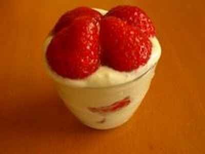 Verrine de fraises, crème au mascarpone, banane et fruits de la passion