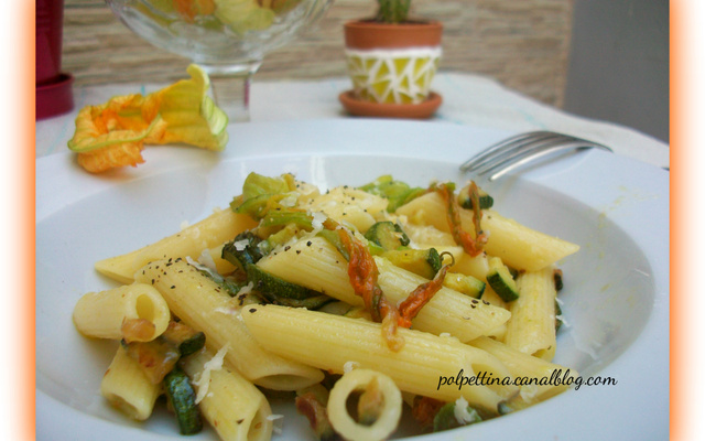 Penne rigate, courgettes et fleurs de courgettes