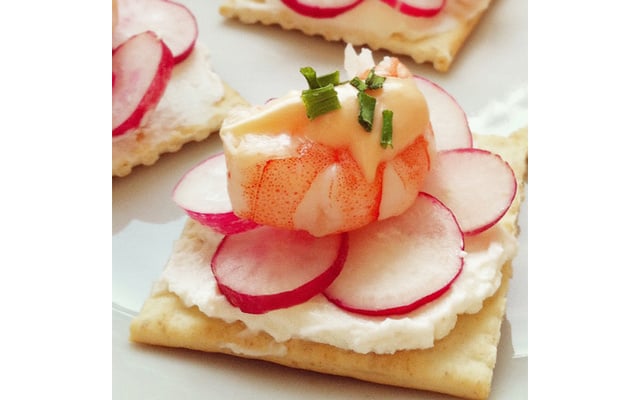 Tartine de pain noir, saint-morêt, radis et crevettes roses