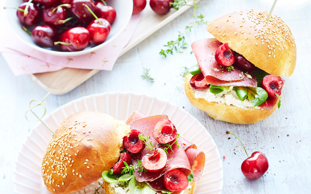 Cerises de nos régions façon buns et ricotta, thym, mâche et viandes des Grisons