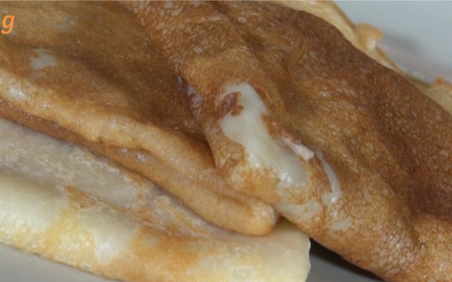 Pâte à crêpe au lait, beurre et sucre