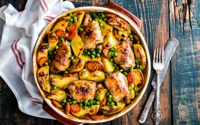 Poulet aux pommes de terre et carottes rôties et petits pois