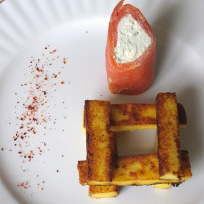 Roulé de truite fumée d'aquitaine au roquefort Papillon, frite de polenta au roquefort