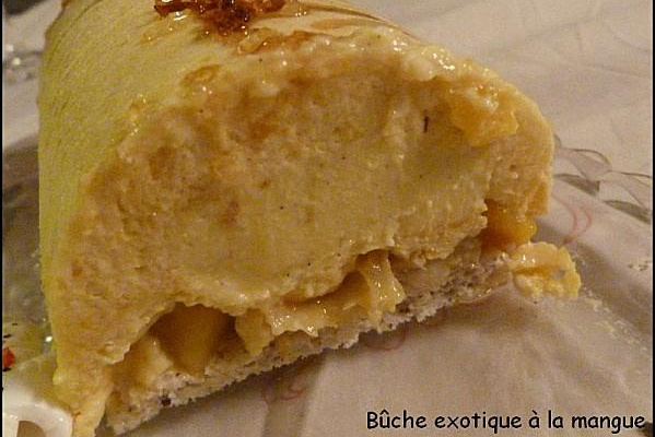 Bûche exotique, mousse à la mangue, cœur crémeux à la vanille